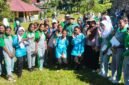 Kepala SMA Negeri 2 Fakfak, Candra Urbaningrum, S.Pd., M.Pd., mendampingi Kepala Dinas Perkebunan Fakfak Widhi Asmoro Jati, ST., MT bersama siswa dalam edukasi Pala sebagai Komoditi Daerah.