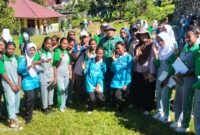 Kepala SMA Negeri 2 Fakfak, Candra Urbaningrum, S.Pd., M.Pd., mendampingi Kepala Dinas Perkebunan Fakfak Widhi Asmoro Jati, ST., MT bersama siswa dalam edukasi Pala sebagai Komoditi Daerah.