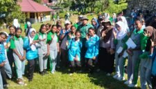 Kepala SMA Negeri 2 Fakfak, Candra Urbaningrum, S.Pd., M.Pd., mendampingi Kepala Dinas Perkebunan Fakfak Widhi Asmoro Jati, ST., MT bersama siswa dalam edukasi Pala sebagai Komoditi Daerah.