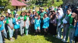 Kepala SMA Negeri 2 Fakfak, Candra Urbaningrum, S.Pd., M.Pd., mendampingi Kepala Dinas Perkebunan Fakfak Widhi Asmoro Jati, ST., MT bersama siswa dalam edukasi Pala sebagai Komoditi Daerah.