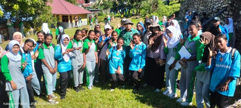 Kepala SMA Negeri 2 Fakfak, Candra Urbaningrum, S.Pd., M.Pd., mendampingi Kepala Dinas Perkebunan Fakfak Widhi Asmoro Jati, ST., MT bersama siswa dalam edukasi Pala sebagai Komoditi Daerah.