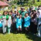 Kepala SMA Negeri 2 Fakfak, Candra Urbaningrum, S.Pd., M.Pd., mendampingi Kepala Dinas Perkebunan Fakfak Widhi Asmoro Jati, ST., MT bersama siswa dalam edukasi Pala sebagai Komoditi Daerah.