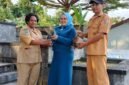 Bunda PAUD, Nurwidayati Samaun Dahlan, menyerahkan dan memimpin langsung gerakan penanaman Pala Tomandin Grafting.