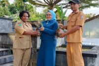 Bunda PAUD, Nurwidayati Samaun Dahlan, menyerahkan dan memimpin langsung gerakan penanaman Pala Tomandin Grafting.