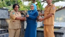 Bunda PAUD, Nurwidayati Samaun Dahlan, menyerahkan dan memimpin langsung gerakan penanaman Pala Tomandin Grafting.