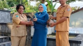 Bunda PAUD, Nurwidayati Samaun Dahlan, menyerahkan dan memimpin langsung gerakan penanaman Pala Tomandin Grafting.