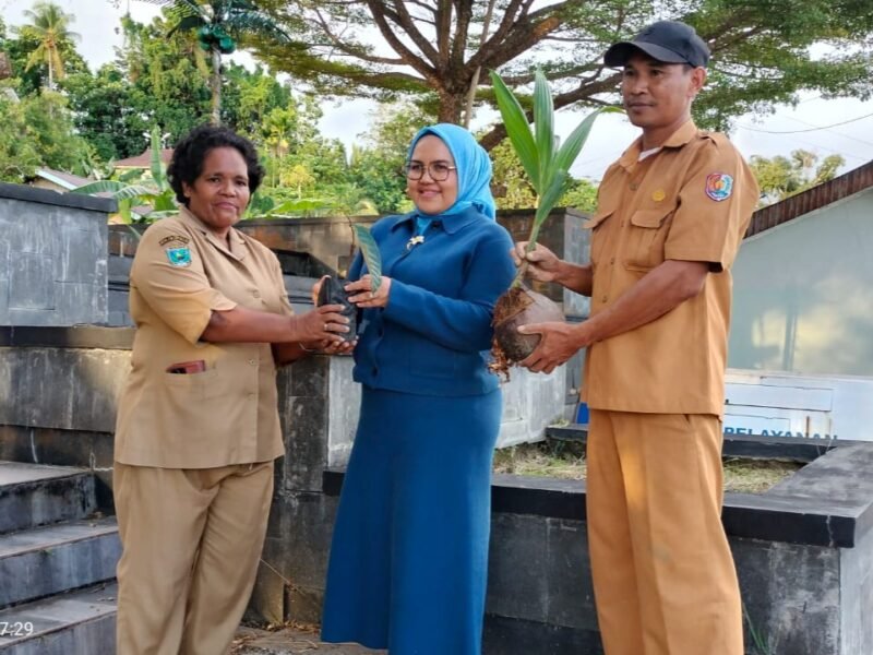 Bunda PAUD, Nurwidayati Samaun Dahlan, menyerahkan dan memimpin langsung gerakan penanaman Pala Tomandin Grafting.