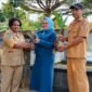 Bunda PAUD, Nurwidayati Samaun Dahlan, menyerahkan dan memimpin langsung gerakan penanaman Pala Tomandin Grafting.