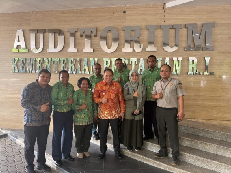 Bersama Bupati Kabupaten Fakfak, Kepala Dinas Perkebunan dan 5 Perwakilan Kelompok Pekebun Pala turut ambil bagian dalam Konsolidasi Pembangunan Pertanian Wilayah Papua Tahun 2026 yang diselenggarakan oleh Kementerian Pertanian Republik Indonesia di Auditorium F Kementerian Pertanian RI di Jakarta. 