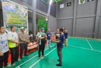 Ketua Panitia Liga Tomandin PBSI Ke-1 Tahun 2026, Rizal Ninggele, ST., menerima piala dari Ketua PBSI Kabupaten Fakfak, Widhi Asmoro Jati.
