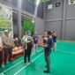 Ketua Panitia Liga Tomandin PBSI Ke-1 Tahun 2026, Rizal Ninggele, ST., menerima piala dari Ketua PBSI Kabupaten Fakfak, Widhi Asmoro Jati.