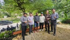 Kepala Kampung Goras, Syamsudin Napitupulu bersama Kepala Dinas Perkebunan Fakfak Widhi Asmoro Jati mendampingi Direktur Teknis bersama tim yang bekerja sama dengan PT STM Agro Energi guna melakukan peninjauan di beberapa lokasi potensial, yakni Kali Handak Otoweri, Kali Tesha, dan Muara Goras.