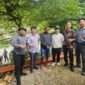 Kepala Kampung Goras, Syamsudin Napitupulu bersama Kepala Dinas Perkebunan Fakfak Widhi Asmoro Jati mendampingi Direktur Teknis bersama tim yang bekerja sama dengan PT STM Agro Energi guna melakukan peninjauan di beberapa lokasi potensial, yakni Kali Handak Otoweri, Kali Tesha, dan Muara Goras.