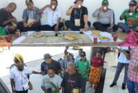 Dewan Adat Mbaham Matta bersama Dinas Perkebunan Kabupaten Fakfak melaksanakan prosesi adat Meri Totora yang dirangkaikan dengan penanaman bibit Pala Tomandin. 