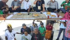 Dewan Adat Mbaham Matta bersama Dinas Perkebunan Kabupaten Fakfak melaksanakan prosesi adat Meri Totora yang dirangkaikan dengan penanaman bibit Pala Tomandin.