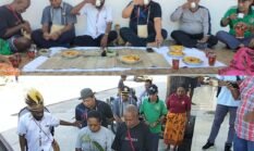 Dewan Adat Mbaham Matta dan Dinas Perkebunan Fakfak Awali Pekpekan Meri Totora dengan Penanaman Pala Tomandin Grafting