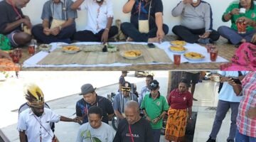 Dewan Adat Mbaham Matta bersama Dinas Perkebunan Kabupaten Fakfak melaksanakan prosesi adat Meri Totora yang dirangkaikan dengan penanaman bibit Pala Tomandin.