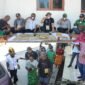 Dewan Adat Mbaham Matta bersama Dinas Perkebunan Kabupaten Fakfak melaksanakan prosesi adat Meri Totora yang dirangkaikan dengan penanaman bibit Pala Tomandin. 