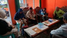 Kabid Politik dan Dalam Negeri Kesbangpol Kabupaten Fakfak, Musa Moses bersama staf diterima oleh Ketua DPD PKS Fakfak Imam dalam rangka kunjungan dan monitoring ke Partai Politik. 