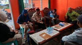 Kabid Politik dan Dalam Negeri Kesbangpol Kabupaten Fakfak, Musa Moses bersama staf diterima oleh Ketua DPD PKS Fakfak Imam dalam rangka kunjungan dan monitoring ke Partai Politik. 