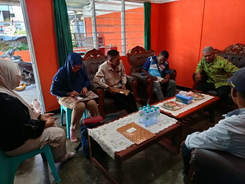 Kabid Politik dan Dalam Negeri Kesbangpol Kabupaten Fakfak, Musa Moses bersama staf diterima oleh Ketua DPD PKS Fakfak Imam dalam rangka kunjungan dan monitoring ke Partai Politik. 