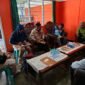 Kabid Politik dan Dalam Negeri Kesbangpol Kabupaten Fakfak, Musa Moses bersama staf diterima oleh Ketua DPD PKS Fakfak Imam dalam rangka kunjungan dan monitoring ke Partai Politik. 