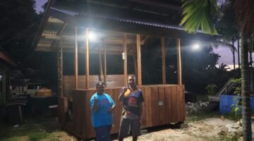 Tampak Mama Yuliana, warga Kampung Wartutin yang menerima manfaat Program Pondok Pinang 