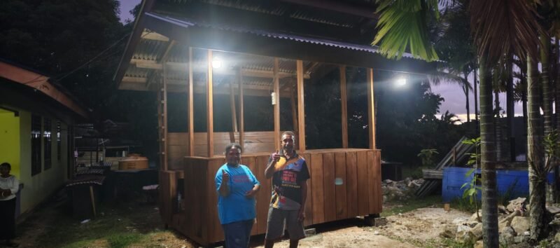 Tampak Mama Yuliana, warga Kampung Wartutin yang menerima manfaat Program Pondok Pinang 