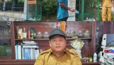 Dinas Perkebunan Fakfak memasang keranjang sampah di depan kantor Dinas Perkebunan Jl. Ahmad Yani. 