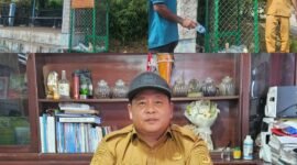 Dinas Perkebunan Fakfak memasang keranjang sampah di depan kantor Dinas Perkebunan Jl. Ahmad Yani. 