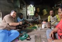 Kepala Dinas Perkebunan Kabupaten Fakfak, Widhi Asmoro Jati, ST., MT. mengunjungi kelompok pekebun Tembakau Negeri di Kampung Mamur. 
