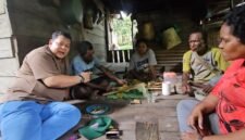 Kepala Dinas Perkebunan Kabupaten Fakfak, Widhi Asmoro Jati, ST., MT. mengunjungi kelompok pekebun Tembakau Negeri di Kampung Mamur. 