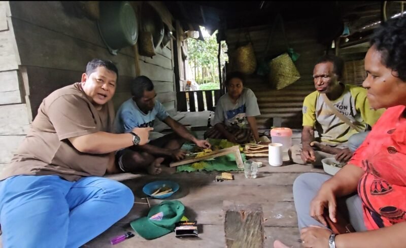 Kepala Dinas Perkebunan Kabupaten Fakfak, Widhi Asmoro Jati, ST., MT. mengunjungi kelompok pekebun Tembakau Negeri di Kampung Mamur. 