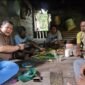 Kepala Dinas Perkebunan Kabupaten Fakfak, Widhi Asmoro Jati, ST., MT. mengunjungi kelompok pekebun Tembakau Negeri di Kampung Mamur. 