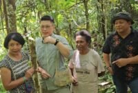 Pemilik Mom's Bakery Indonesia dan Greens and Beans (GnB), Fransisca Indriyana, bersama Direktur Global Business asal Korea Selatan, Jinho Jeffry Shin bersama kepala Dinas Perkebunan Widhi Asmoro Jati menemui langsung petani pala. 