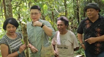 Pemilik Mom's Bakery Indonesia dan Greens and Beans (GnB), Fransisca Indriyana, bersama Direktur Global Business asal Korea Selatan, Jinho Jeffry Shin bersama kepala Dinas Perkebunan Widhi Asmoro Jati menemui langsung petani pala. 
