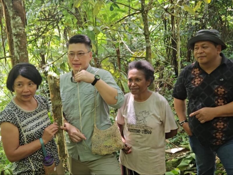 Pemilik Mom's Bakery Indonesia dan Greens and Beans (GnB), Fransisca Indriyana, bersama Direktur Global Business asal Korea Selatan, Jinho Jeffry Shin bersama kepala Dinas Perkebunan Widhi Asmoro Jati menemui langsung petani pala. 