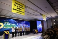 -  Spanduk bertuliskan “Protect Raja Ampat, Stop Dirty Energy” dan “Is Your Car Powered by Forest Destruction?” dibentangkan dalam pembukaan gelaran Gaikindo Indonesia International Auto Show (GIIAS) 2026 (foto : Greenpeace.org)