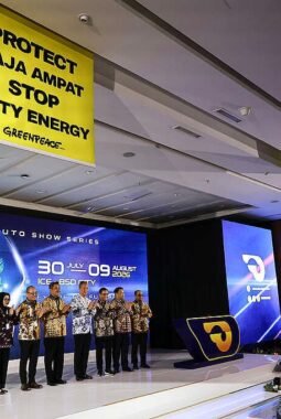 Aksi Damai Greenpeace Soroti Jejak Nikel yang Mengancam Raja Ampat