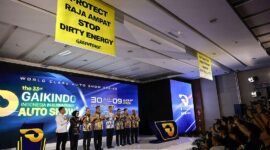 -  Spanduk bertuliskan “Protect Raja Ampat, Stop Dirty Energy” dan “Is Your Car Powered by Forest Destruction?” dibentangkan dalam pembukaan gelaran Gaikindo Indonesia International Auto Show (GIIAS) 2026 (foto : Greenpeace.org)