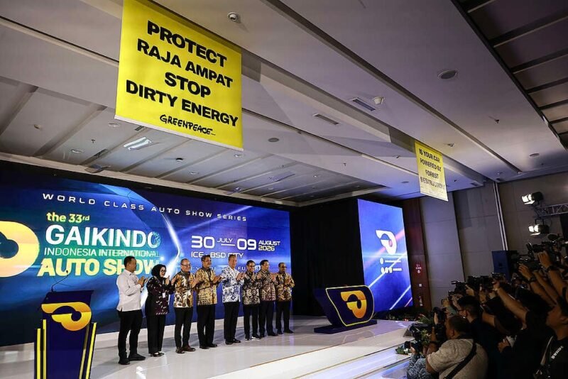 -  Spanduk bertuliskan “Protect Raja Ampat, Stop Dirty Energy” dan “Is Your Car Powered by Forest Destruction?” dibentangkan dalam pembukaan gelaran Gaikindo Indonesia International Auto Show (GIIAS) 2026 (foto : Greenpeace.org)