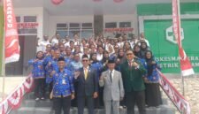 Anggota DPRK Fakfak Imam, S.Pd.I berfoto bersama kepala Puskesmas Kramongmongga Ekan Kuda,, SKM dalam kunjungan ke Puskesmas Kramongmongga.