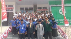 Anggota DPRK Fakfak Imam, S.Pd.I berfoto bersama kepala Puskesmas Kramongmongga Ekan Kuda,, SKM dalam kunjungan ke Puskesmas Kramongmongga. 