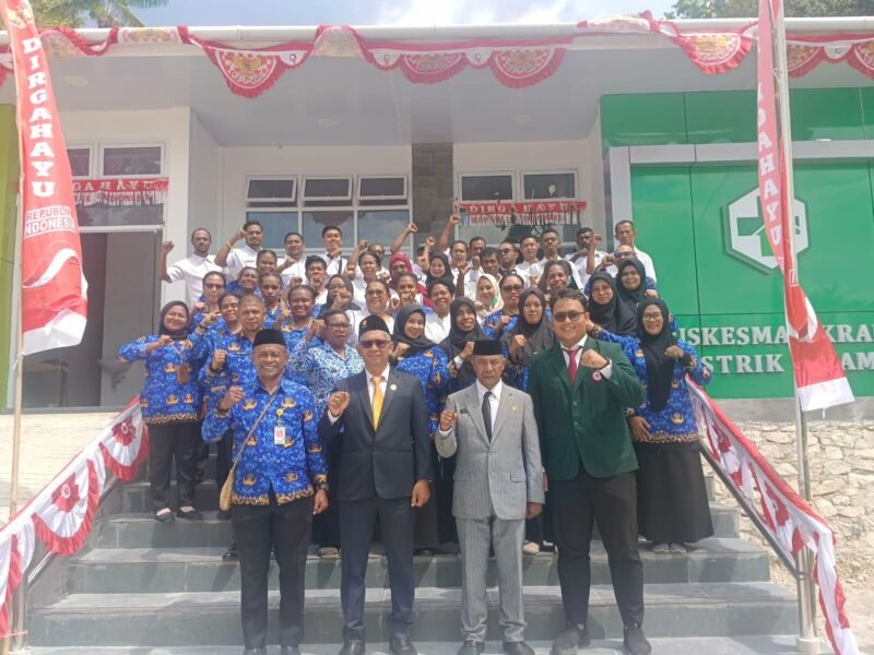 Anggota DPRK Fakfak Imam, S.Pd.I berfoto bersama kepala Puskesmas Kramongmongga Ekan Kuda,, SKM dalam kunjungan ke Puskesmas Kramongmongga. 