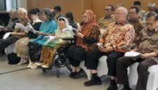 Sejumlah tokoh yang tergabung dalam Gerakan Nurani Bangsa Sinta Nuriyah Wahid (kedua kanan) bersama Alissa Qotrunnada (kanan), Halida Hatta (tengah), Karlina Supelli (kedua kiri) dan Franz Magnis-Suseno (kiri) (foto :ist)