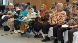 Sejumlah tokoh yang tergabung dalam Gerakan Nurani Bangsa Sinta Nuriyah Wahid (kedua kanan) bersama Alissa Qotrunnada (kanan), Halida Hatta (tengah), Karlina Supelli (kedua kiri) dan Franz Magnis-Suseno (kiri) (foto :ist)