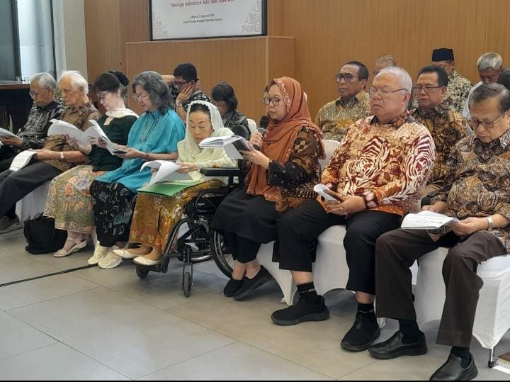 Sejumlah tokoh yang tergabung dalam Gerakan Nurani Bangsa Sinta Nuriyah Wahid (kedua kanan) bersama Alissa Qotrunnada (kanan), Halida Hatta (tengah), Karlina Supelli (kedua kiri) dan Franz Magnis-Suseno (kiri) (foto :ist)